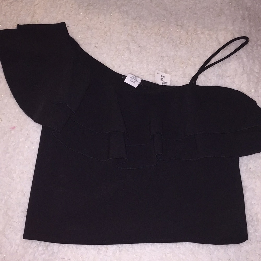 Off the shoulder crop top ✨